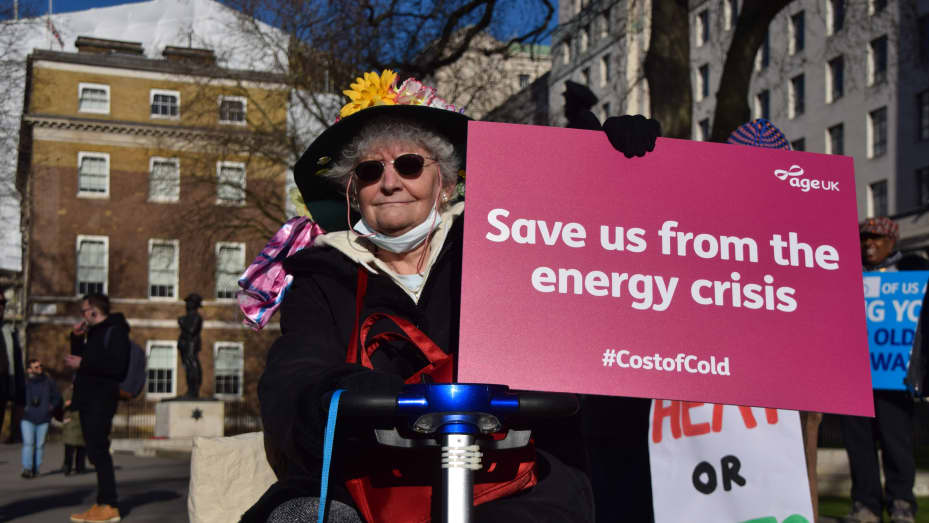 older lady with a poster showing energy crisis